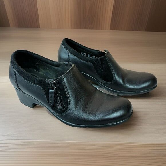 Clarks Collection Women’s Black Leather Zip On Shoes Size 6M - Picture 1 of 6